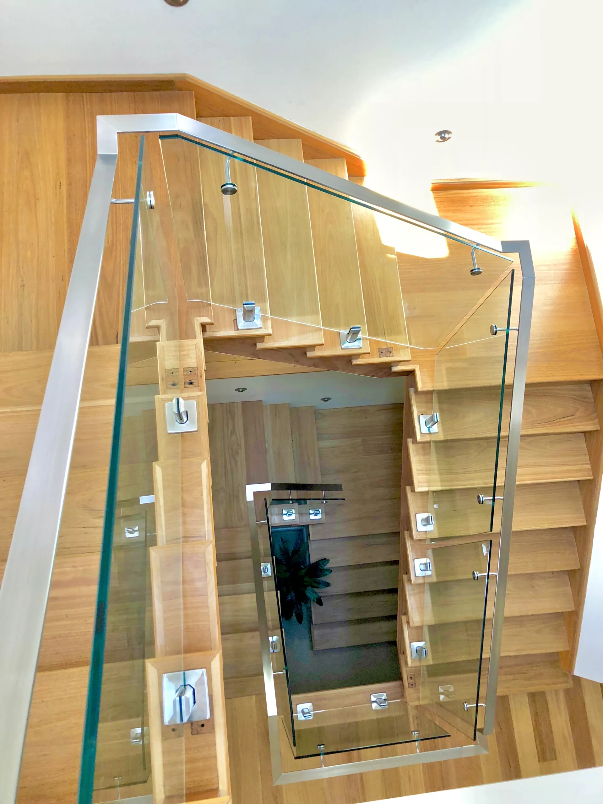 Frameless glass stair balustrade with side mount handrail